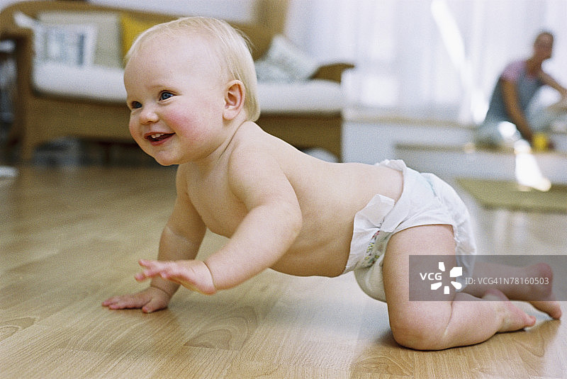 爬行的婴儿图片素材