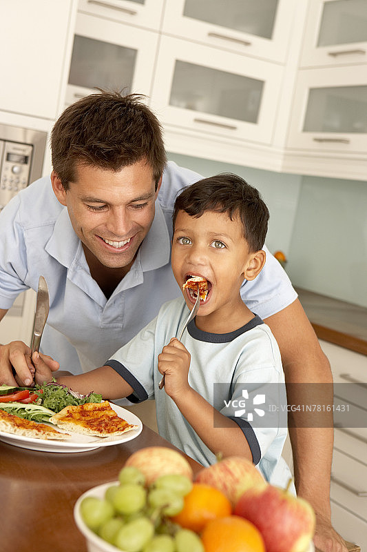 父子共进餐图片素材