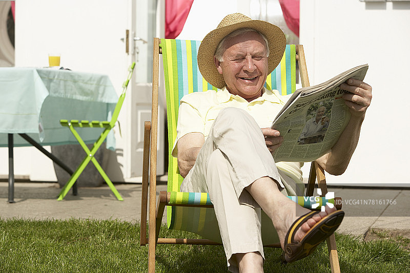 男人在户外阅读图片素材