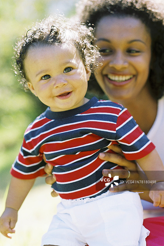 微笑的男婴图片素材
