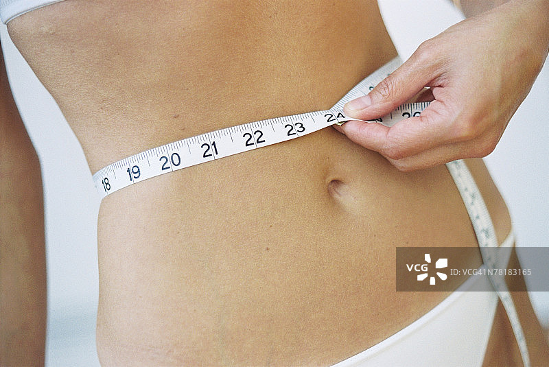 女人测量躯干图片素材