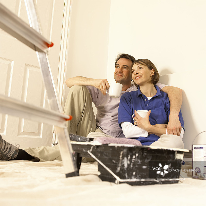 情侣绘画后放松休息图片素材