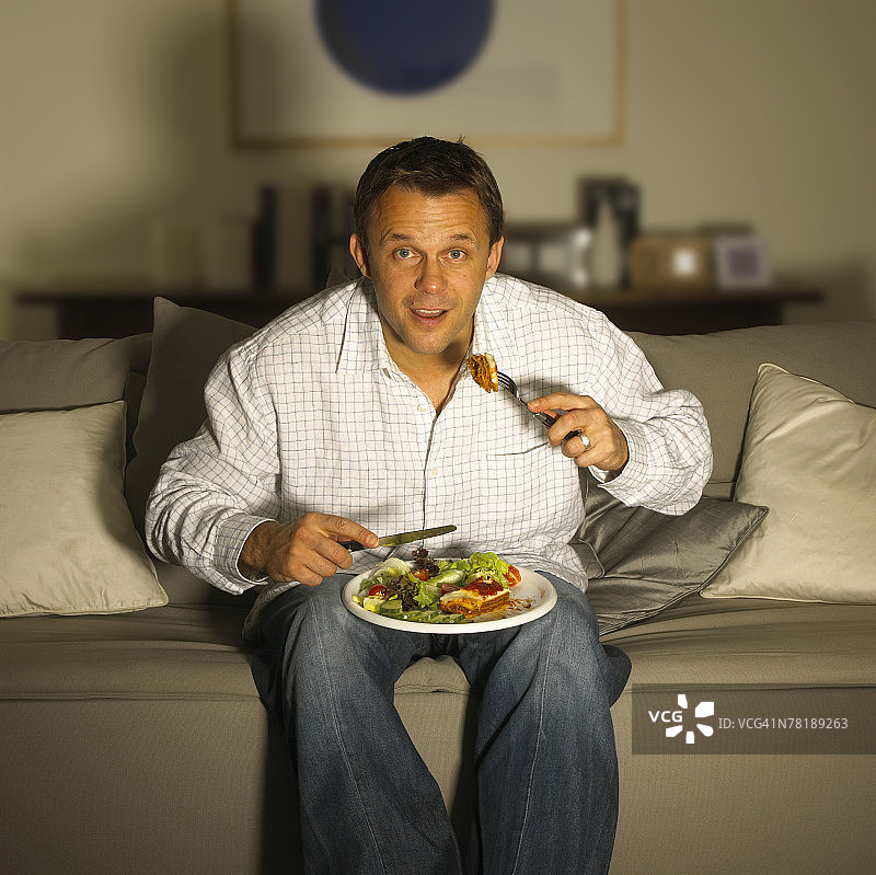 男人正在吃东西图片素材