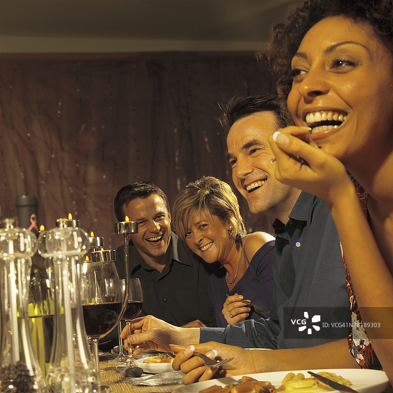 参加晚宴的人物图片素材