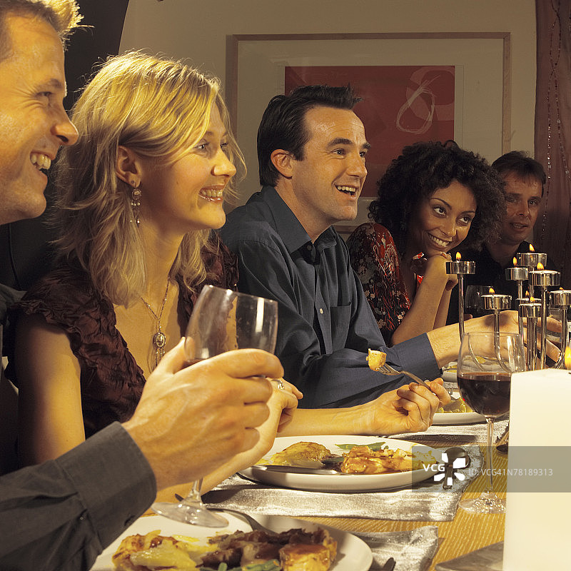 参加晚宴的人物图片素材