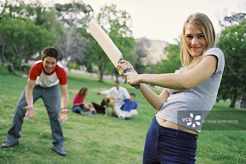 手持板球棒的女孩图片素材