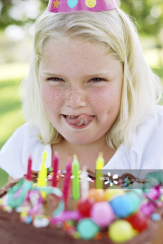 拿着生日蛋糕的女孩图片素材