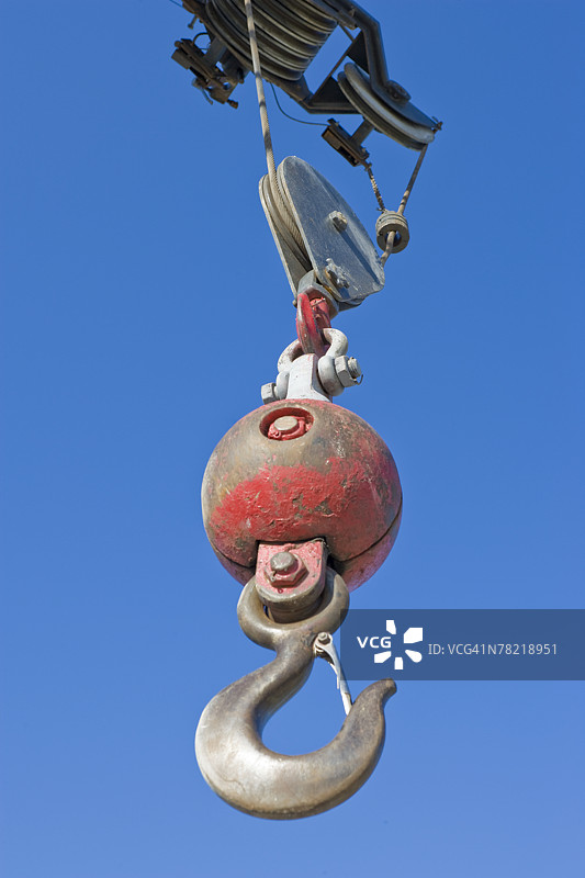 起重机末端的吊钩，聚焦滑轮图片素材