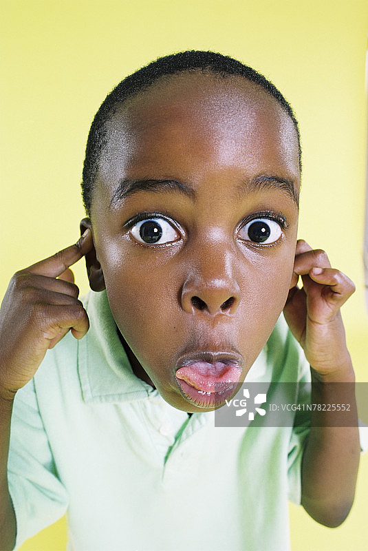 男孩堵住耳朵图片素材