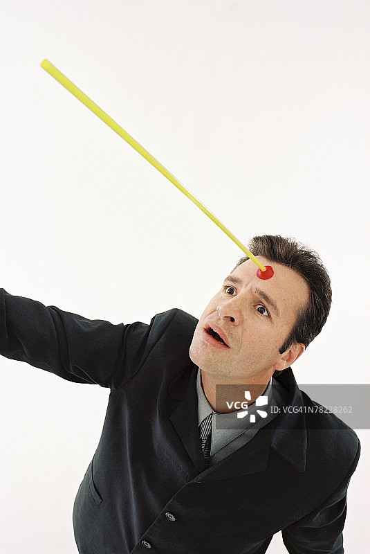 额头中箭的男人图片素材