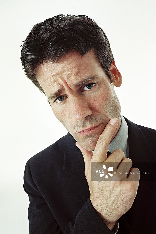 男人沉思的表情图片素材