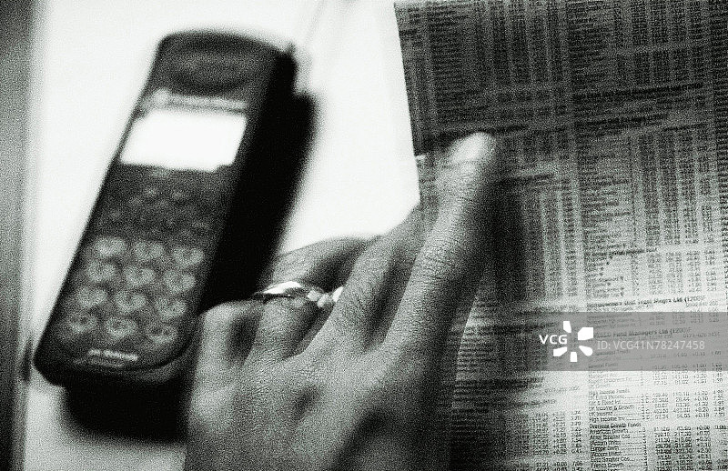 拿着手机和通讯录的手图片素材