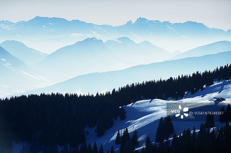 山脉与森林图片素材