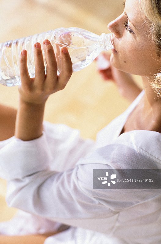 妇女喝水图片素材