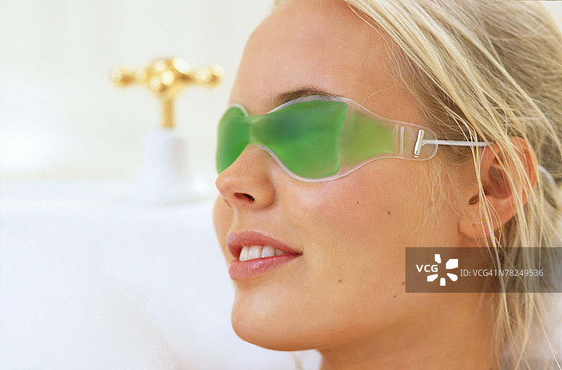 在浴缸里的女人图片素材