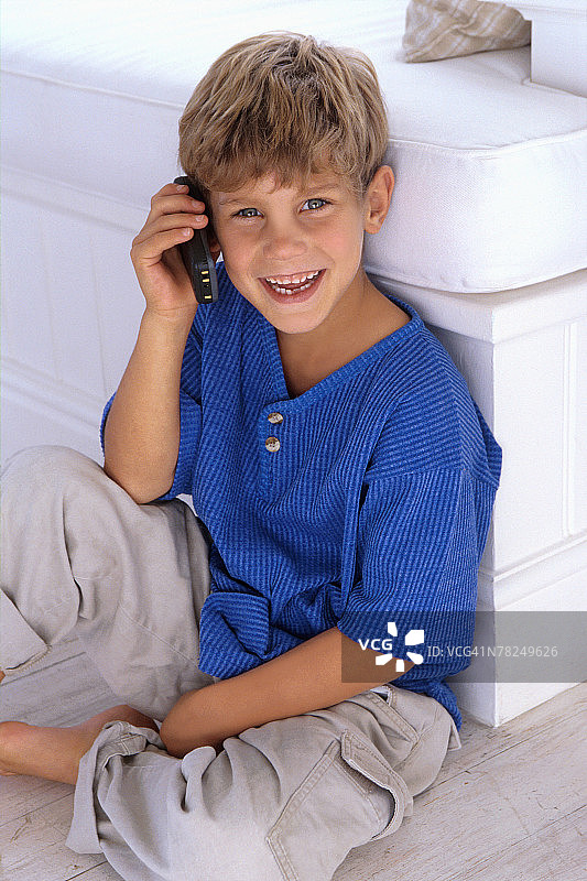 玩手机的男孩图片素材