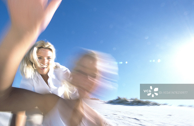 母女在海滩上享受亲子时光图片素材