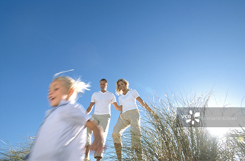 海滩上的一家人图片素材