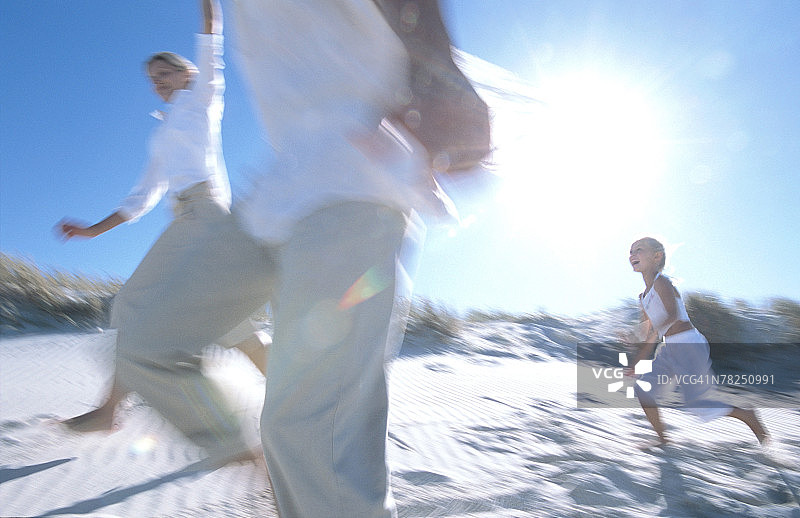 海滩上模糊的家庭身影图片素材