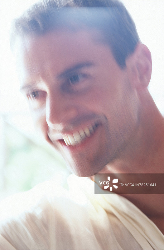 微笑的男人图片素材