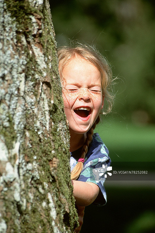 笑的女孩图片素材