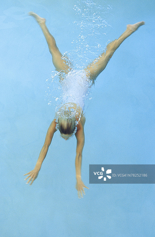 在游泳池里游泳的女人图片素材