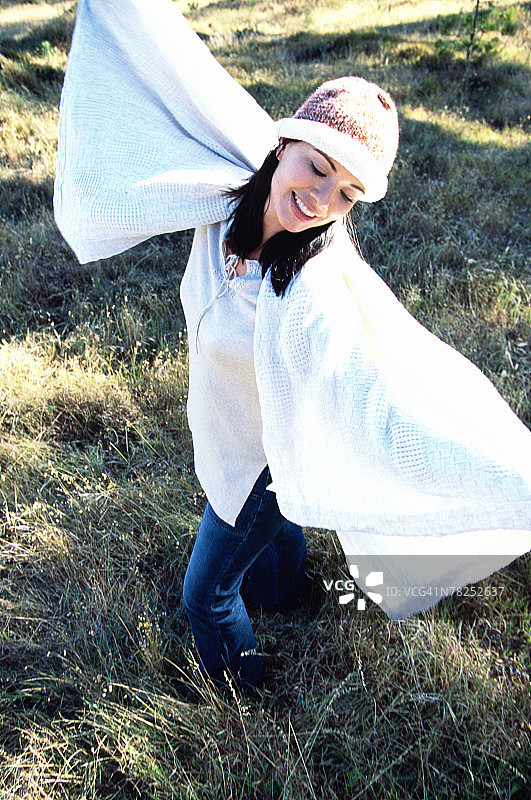 在田野里裹着毯子的女人图片素材