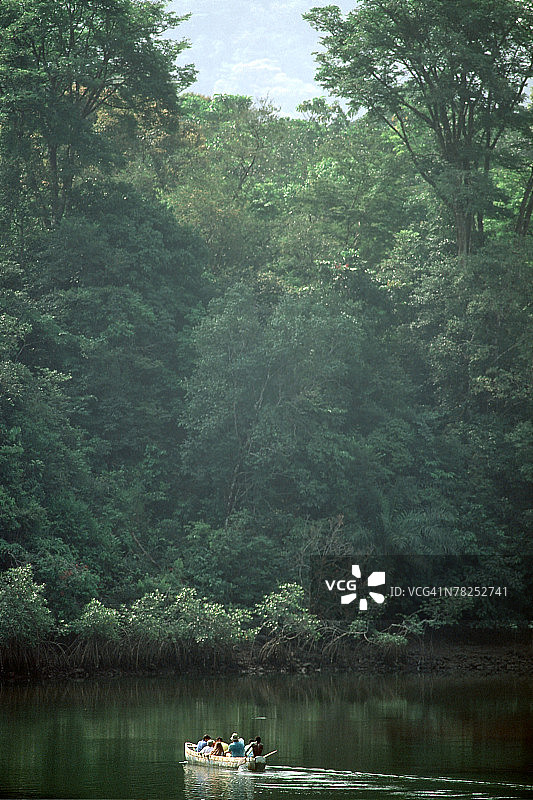 塞拉利昂非洲河流上的船图片素材