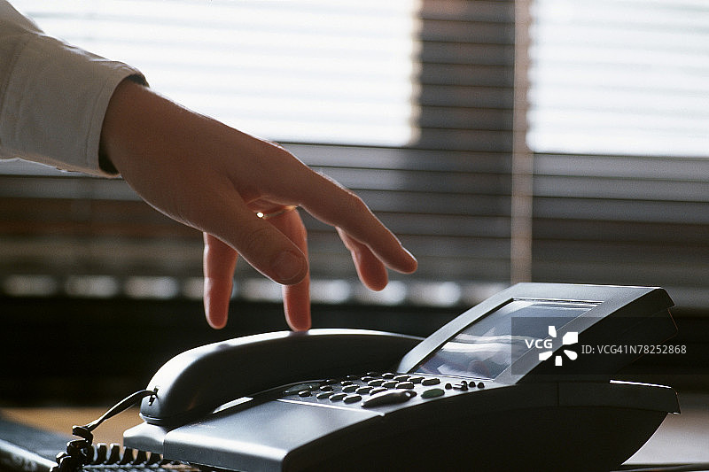 伸手拿电话图片素材