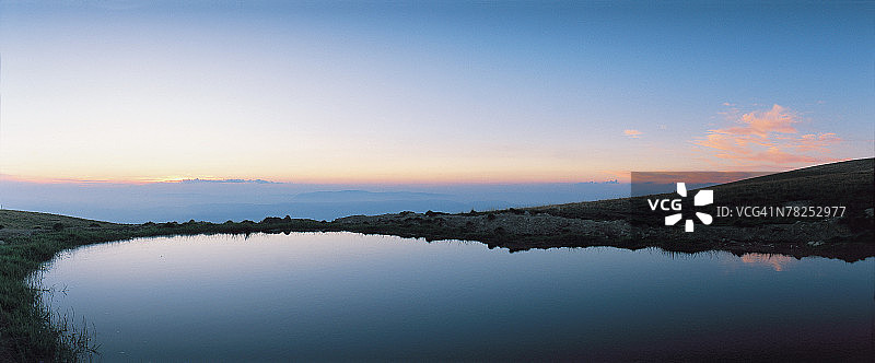 黄昏时分的湖泊图片素材