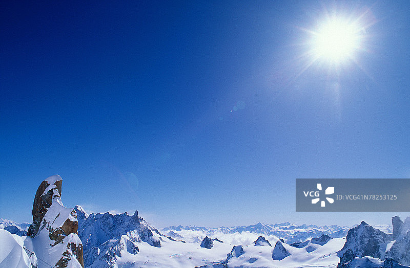 阳光照耀下的雪景图片素材