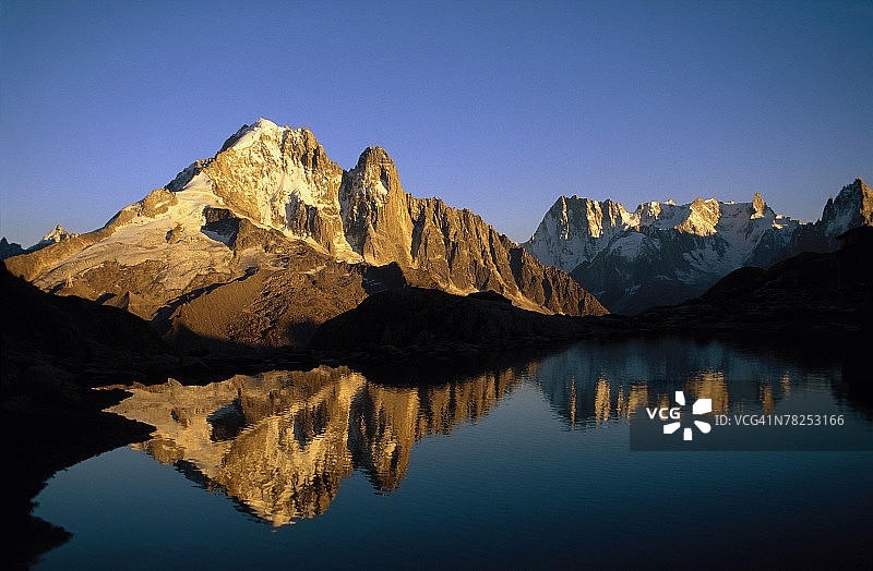 湖中倒映的山脉图片素材