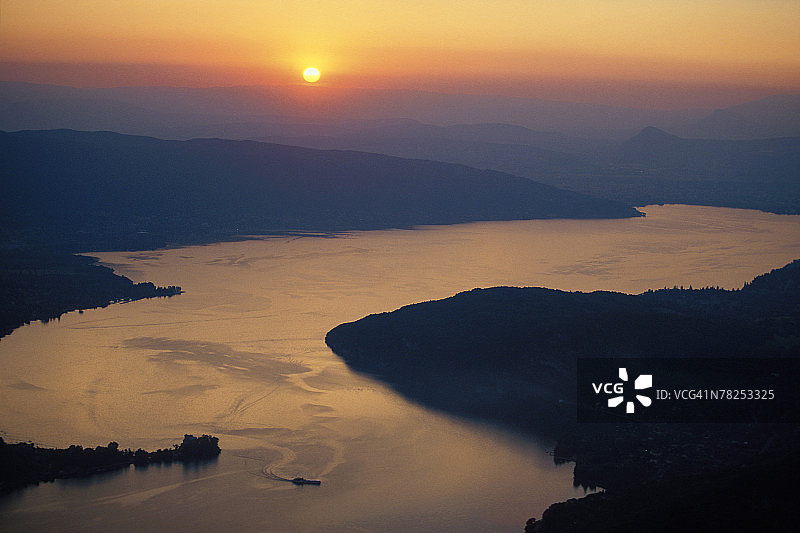 河流上的日落图片素材
