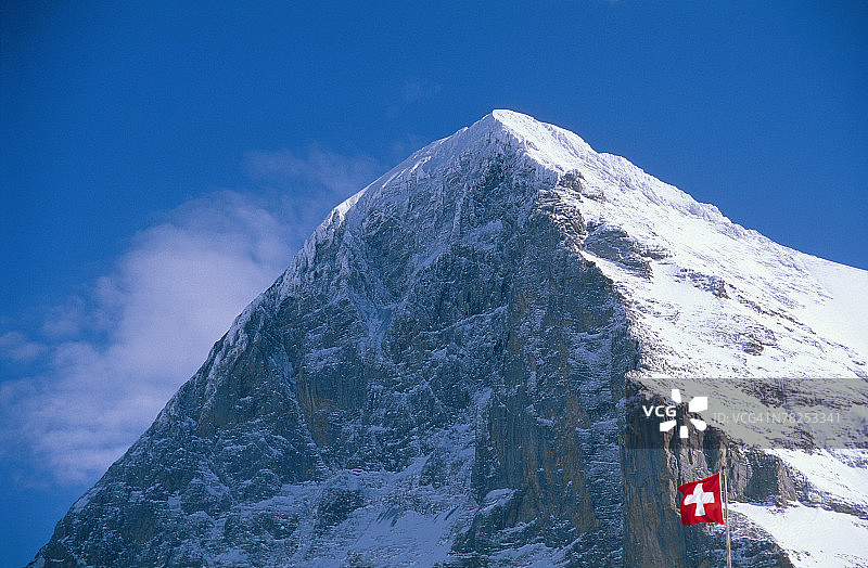 有旗帜的雪山图片素材