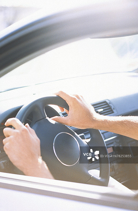 手握方向盘图片素材