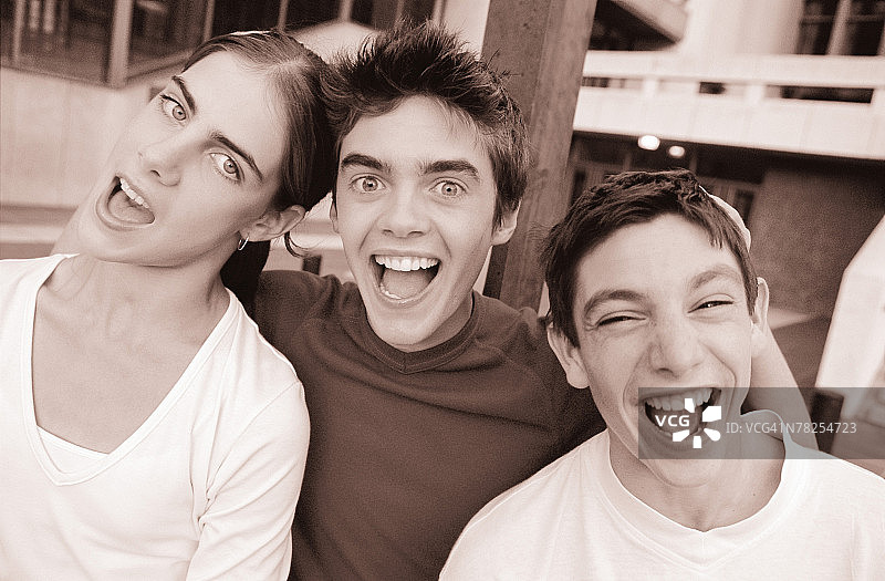 朋友们欢笑并做鬼脸图片素材