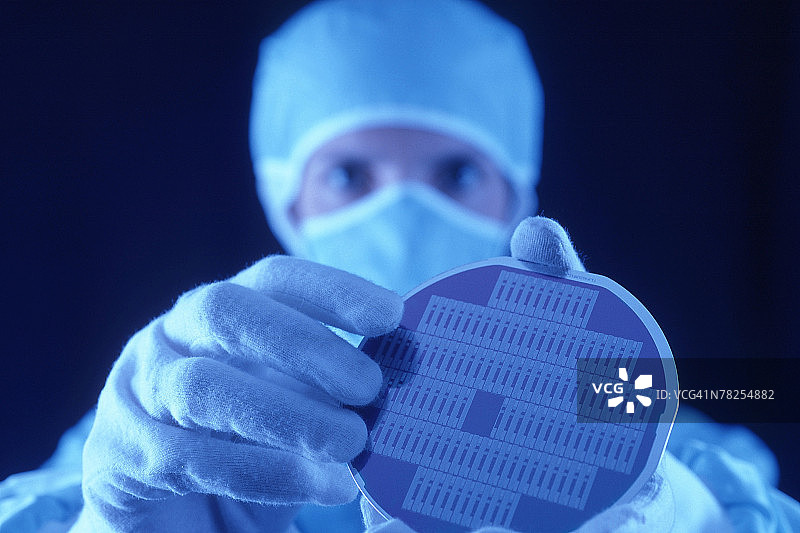 技术员手持电脑磁盘图片素材