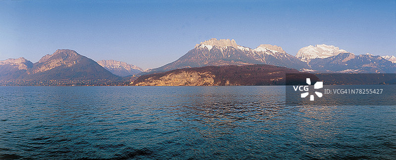 法国阿尔卑斯山的阿讷西湖图片素材