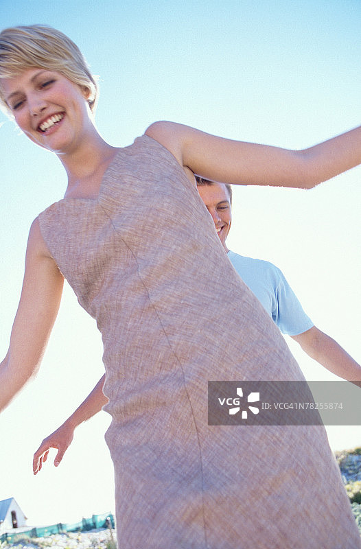 在男人面前行走的女人图片素材