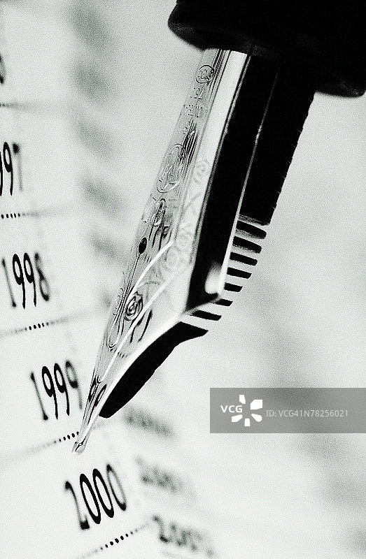 钢笔指向纸上的年份图片素材