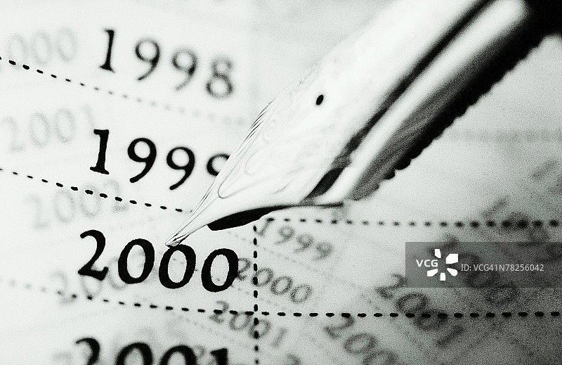 钢笔指向纸上的年份图片素材