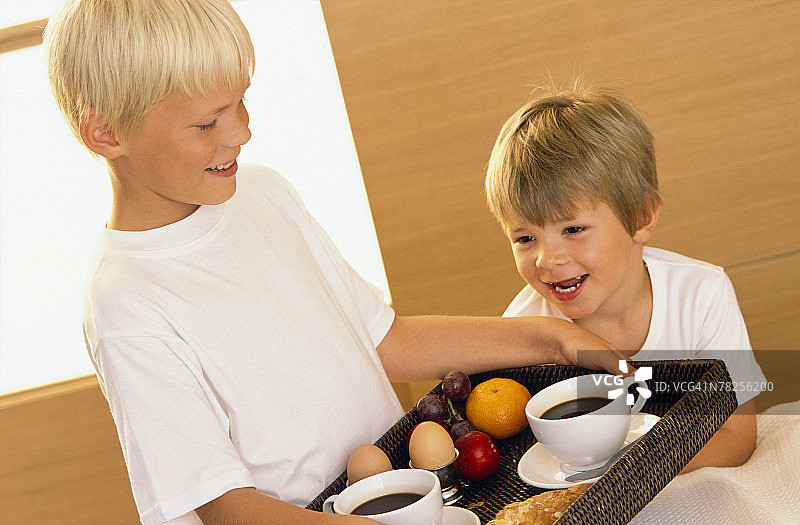 端着早餐托盘的男孩图片素材