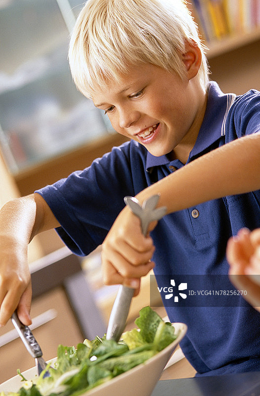 男孩拌沙拉图片素材