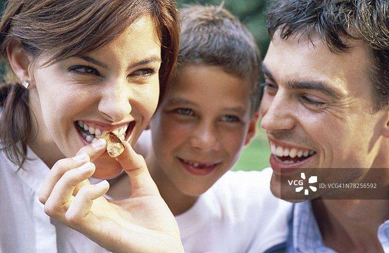 一家人在户外用餐图片素材