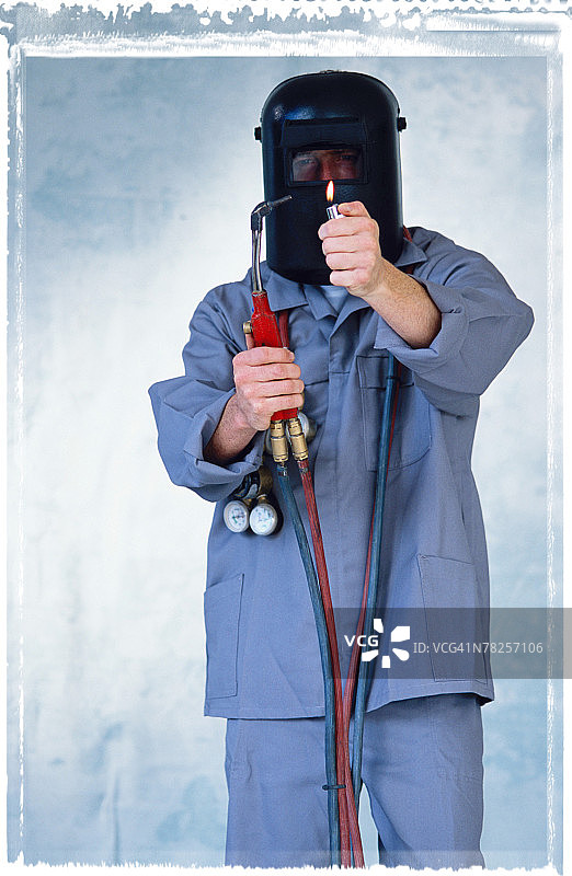 焊接工人点燃焊枪图片素材