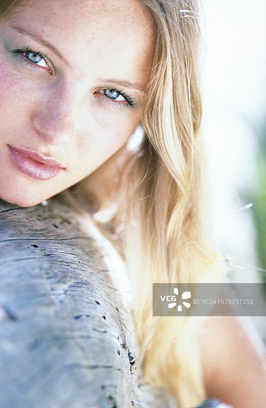 女人躺在原木上图片素材