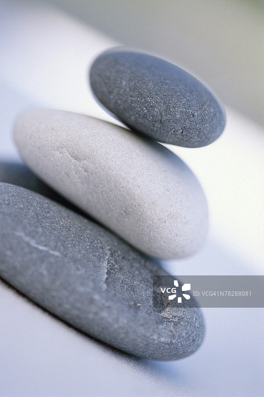 三块扁平的石头堆图片素材