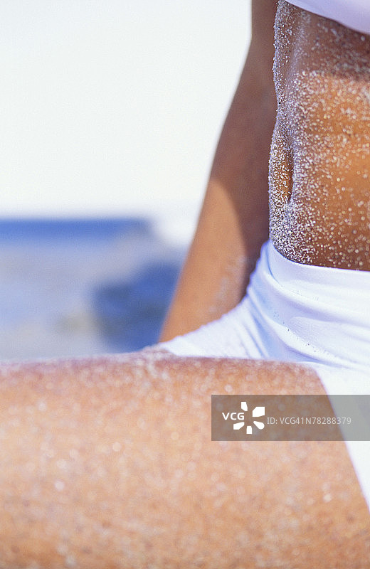 女人腹部的沙子图片素材