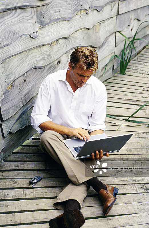 在户外使用笔记本电脑的男人图片素材