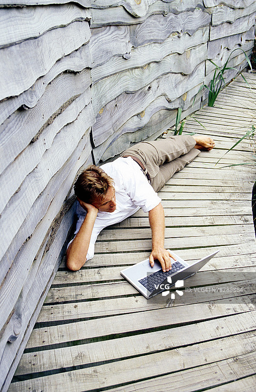 在户外使用笔记本电脑的男人图片素材